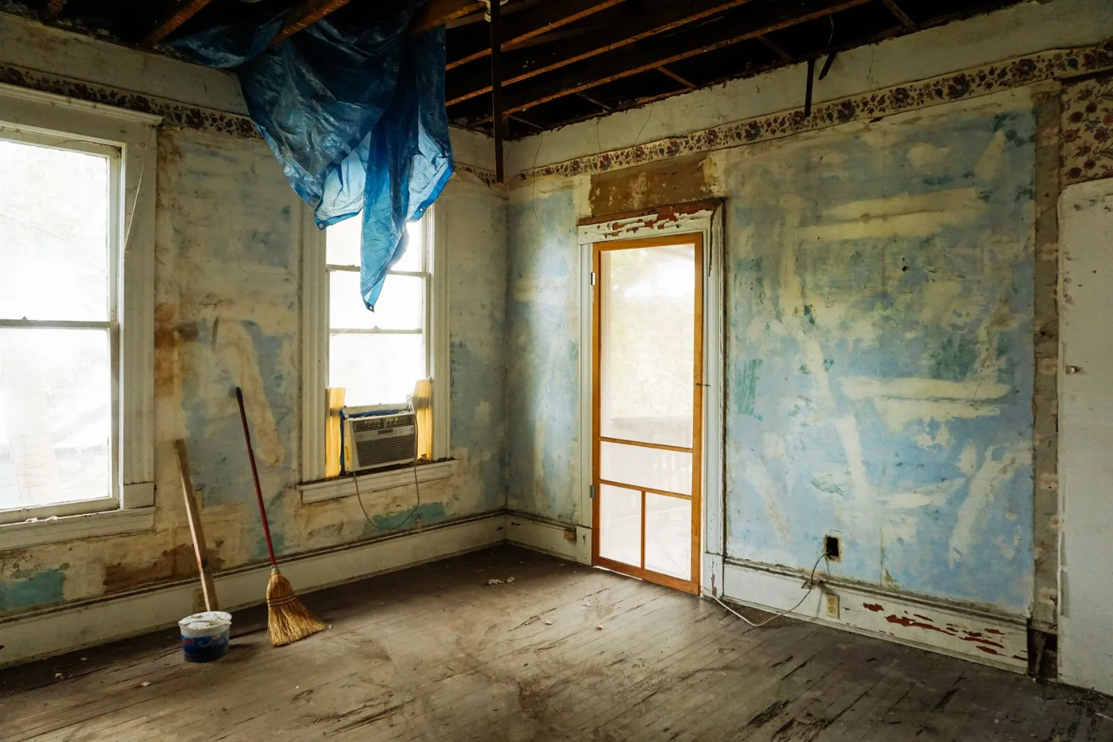 Rénovation complète d'une salle de bain — avant travaux